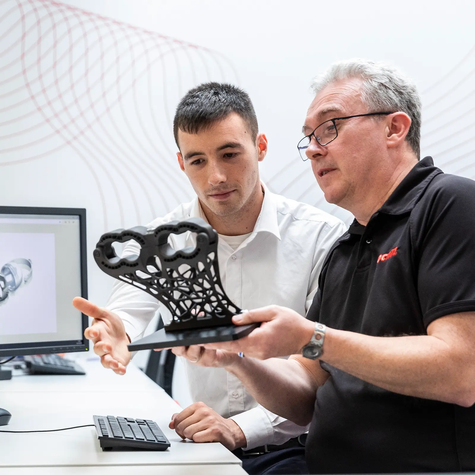 헨켈 엔지니어들이 3D 프린팅 부품을 최적화하기 위해 자동차 및 산업 분야의 고객과 협력하고 있습니다. 
