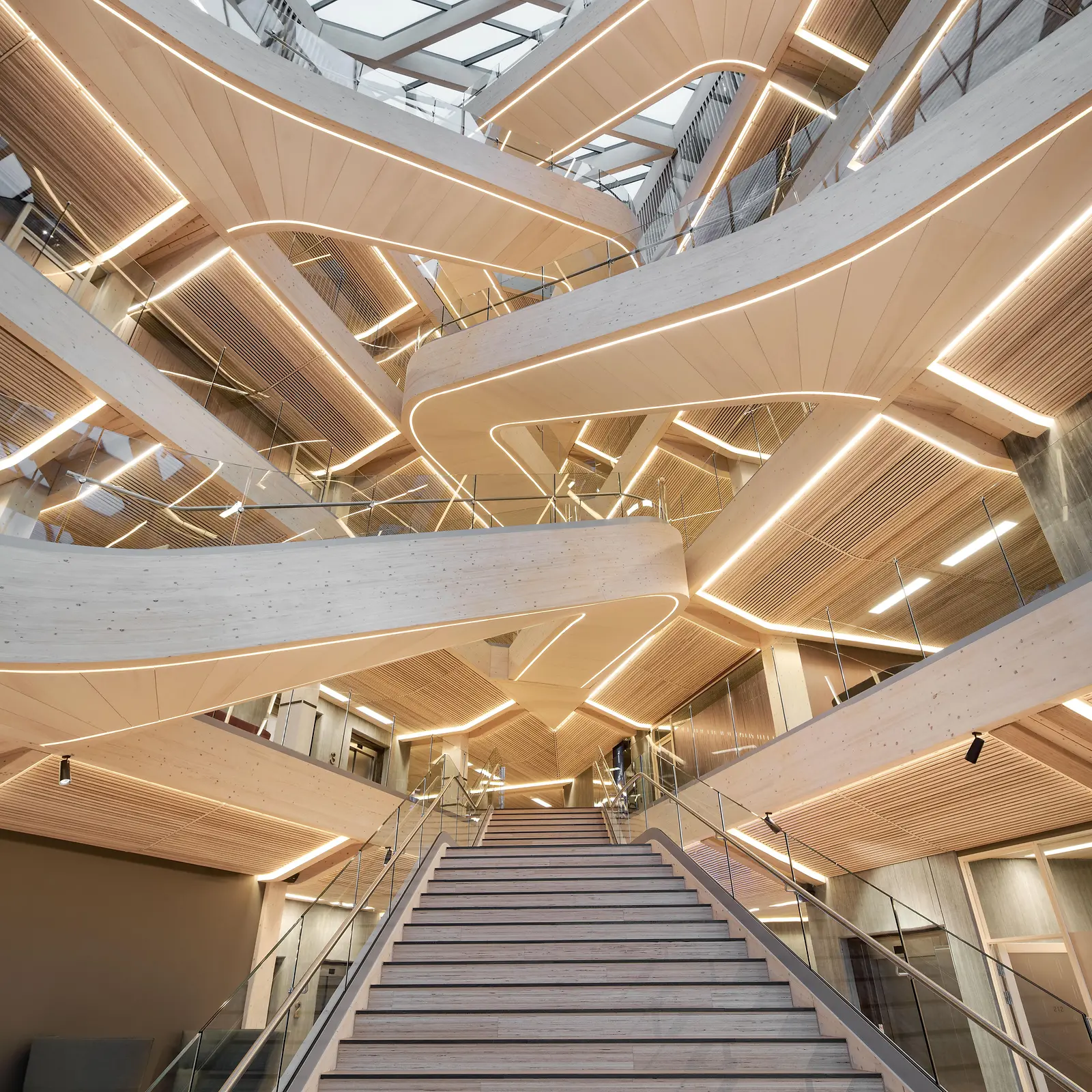 나무로 된 갤러리와 가운데에 계단이 있는 현관