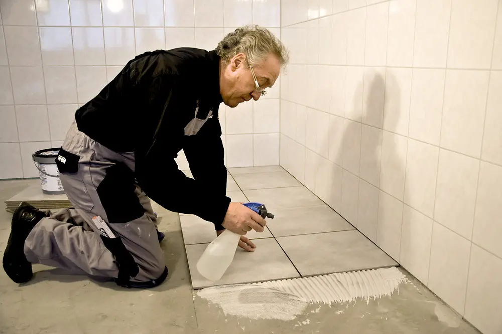 Die Aushärtung von CM 77 UltraFlex erfolgt durch den Kontakt mit Luftfeuchtigkeit