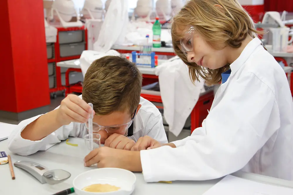 Volle Konzentration – in ihrem einwöchigen Ferienkurs experimentierten die Kinder zum Thema Nachhaltigkeit. 