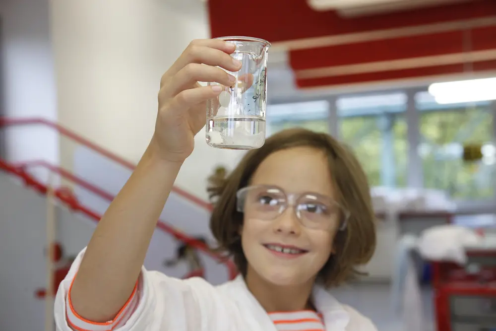 So macht lernen Spaß! Das Eierschalen-Experiment zeigt die Wirkung von Säure auf Kalzium-haltige Substanzen.