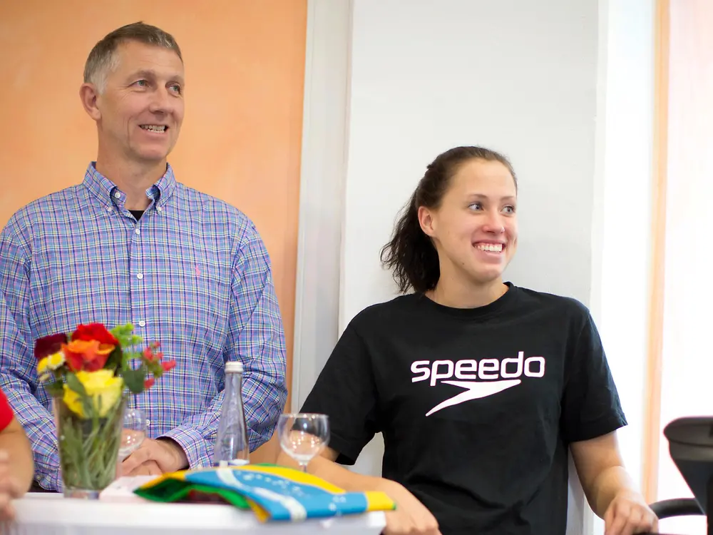 
Ebenfalls eine der fünf vielversprechenden Nachwuchssportler ist die aus Hanau stammende 20-jährige Schwimmerin Sarah Köhler (rechts) – hier mit ihrem Trainer Michael Spikermann.
