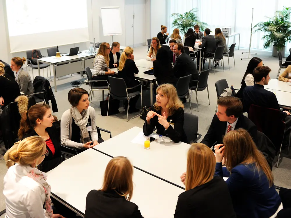 Beim Speed-Networking knüpfen die Studenten Kontakte zu Henkel-Managern