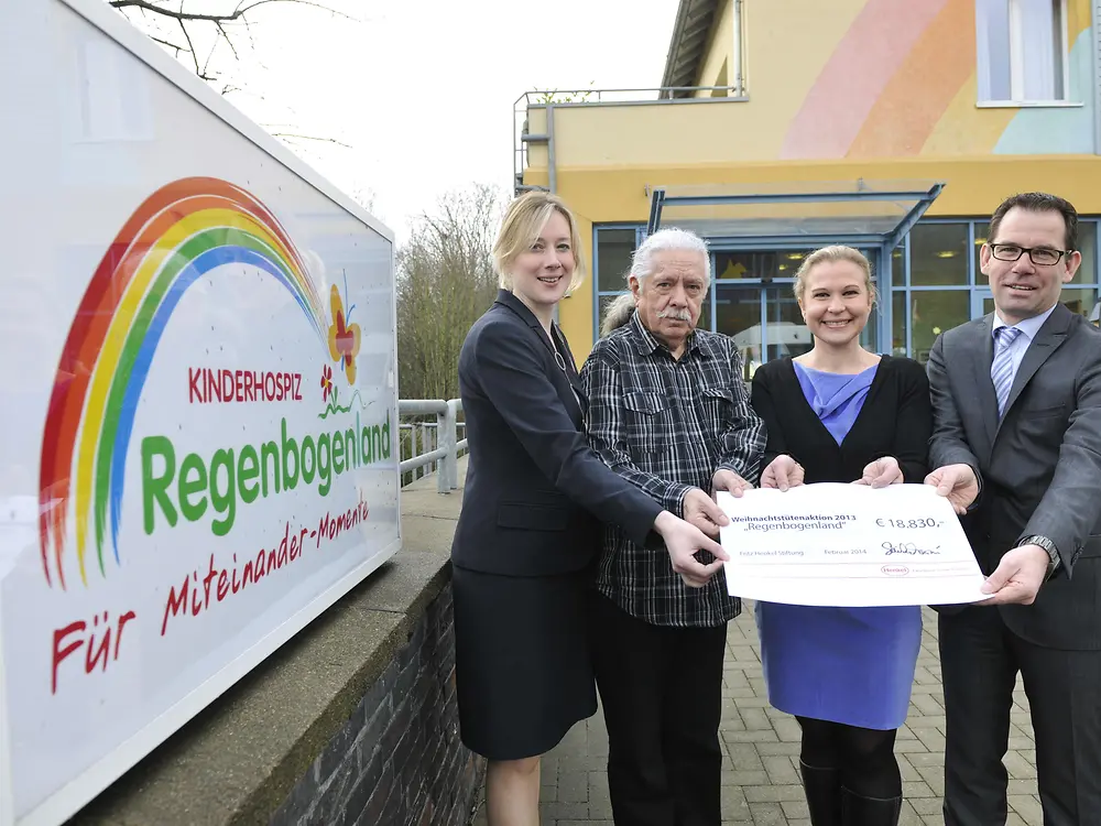 Melanie von Dijk, Henkel-Pensionär Wolfgang Hofmann, Henkel-Mitarbeiter Nadine Frey (li.) und Heiko Herbert Held (re.).