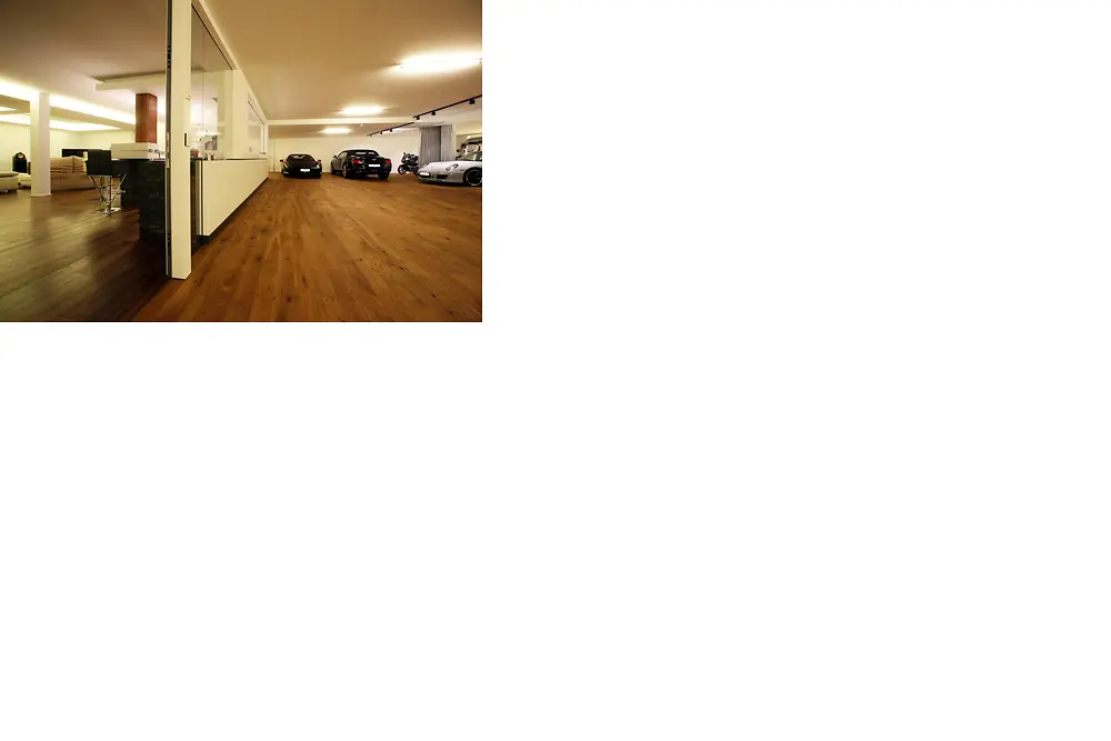 Eine Glastür bildet den Übergang von der Garage zur Villa