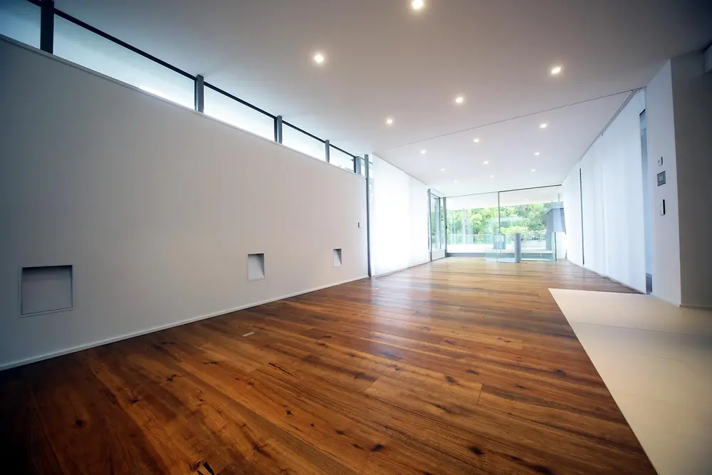 Durch einen Flur führt der Weg auf eine Terrasse