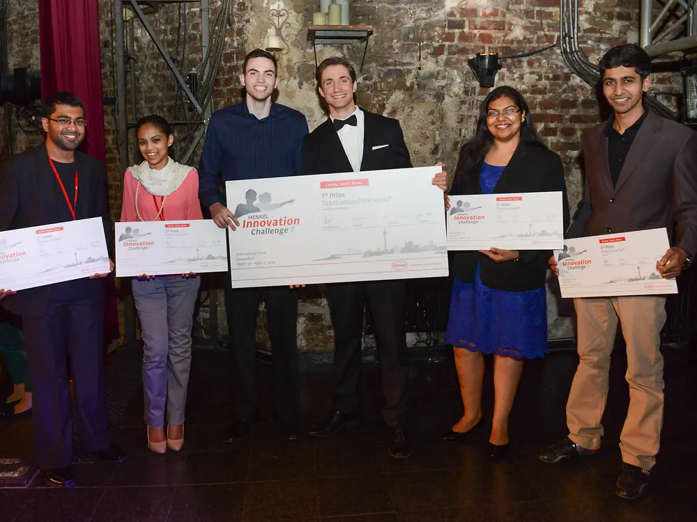 Die drei bestplatzierten Teams freuen sich über ihren Sieg und die Preise.