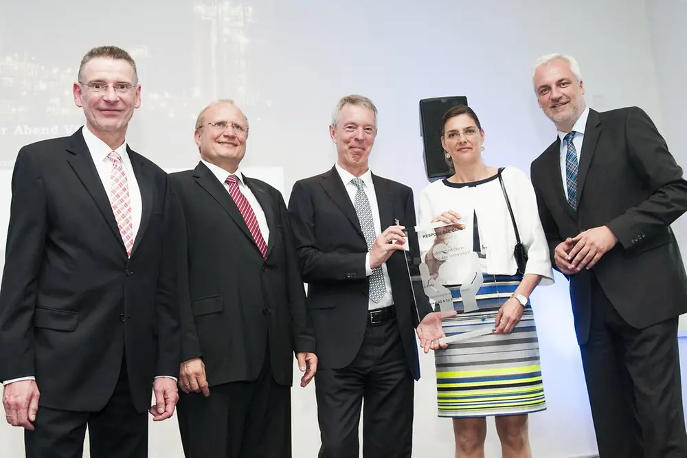 Dr. Thomas Haeberle (Vorstandsvorsitzender VCI NRW / Evonik) , Dr. Bernd Kaletta (Jurymitglied / LANXESS), Dr. Andreas Bruns und Dr. Ute Krupp von Henkel sowie NRW-Wirtschaftsminister Garellt Duin