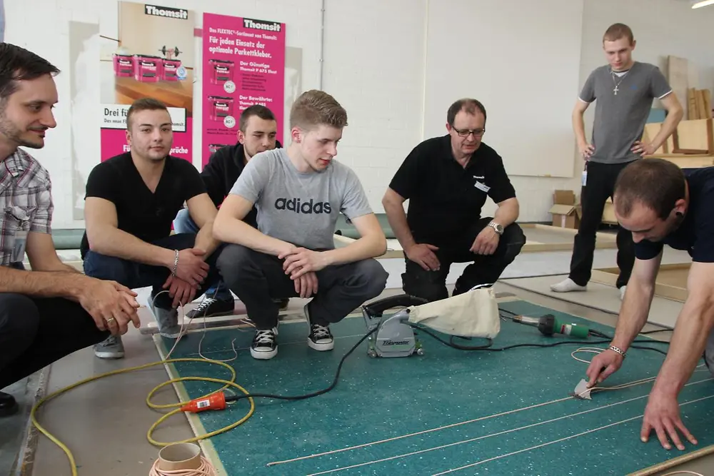 Zum vierten Mal waren die Abschlussjahrgänge des Gelsenkirchener Hans-Schwier-Berufskollegs kurz vor ihrer Abschlussprüfung zu Gast bei Thomsit