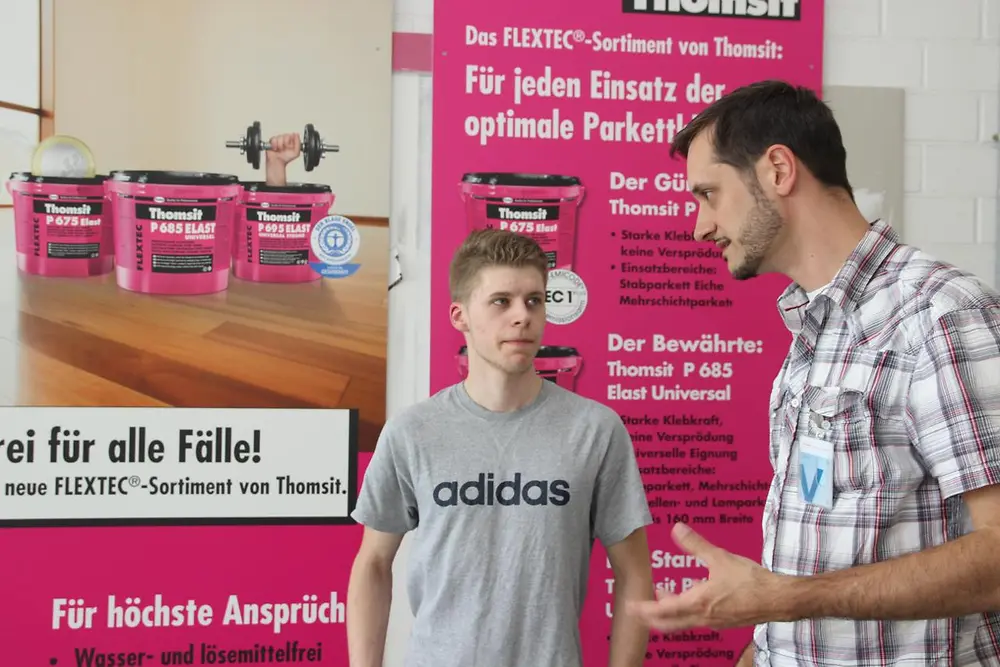 Berufsschullehrer Christian Zwingler (r.) im Gespräch mit einem seiner Schüler