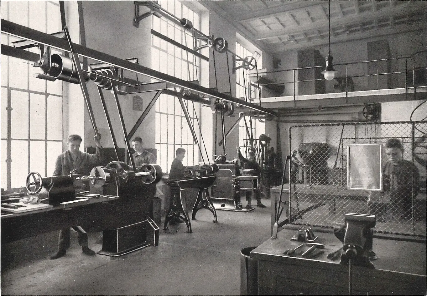 금속 가공 작업장에서 기계를 다루고 있는 견습생들.