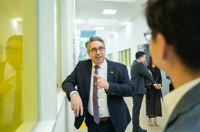 헨켈코리아, 독일연방경제에너지부 정무차관 송도 플랜트 방문… 최첨단 접착 솔루션 경험