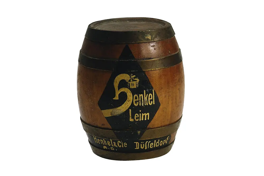 1925년에 제작된 헨켈 접착제 드럼을 재현한 미니어처 모형.