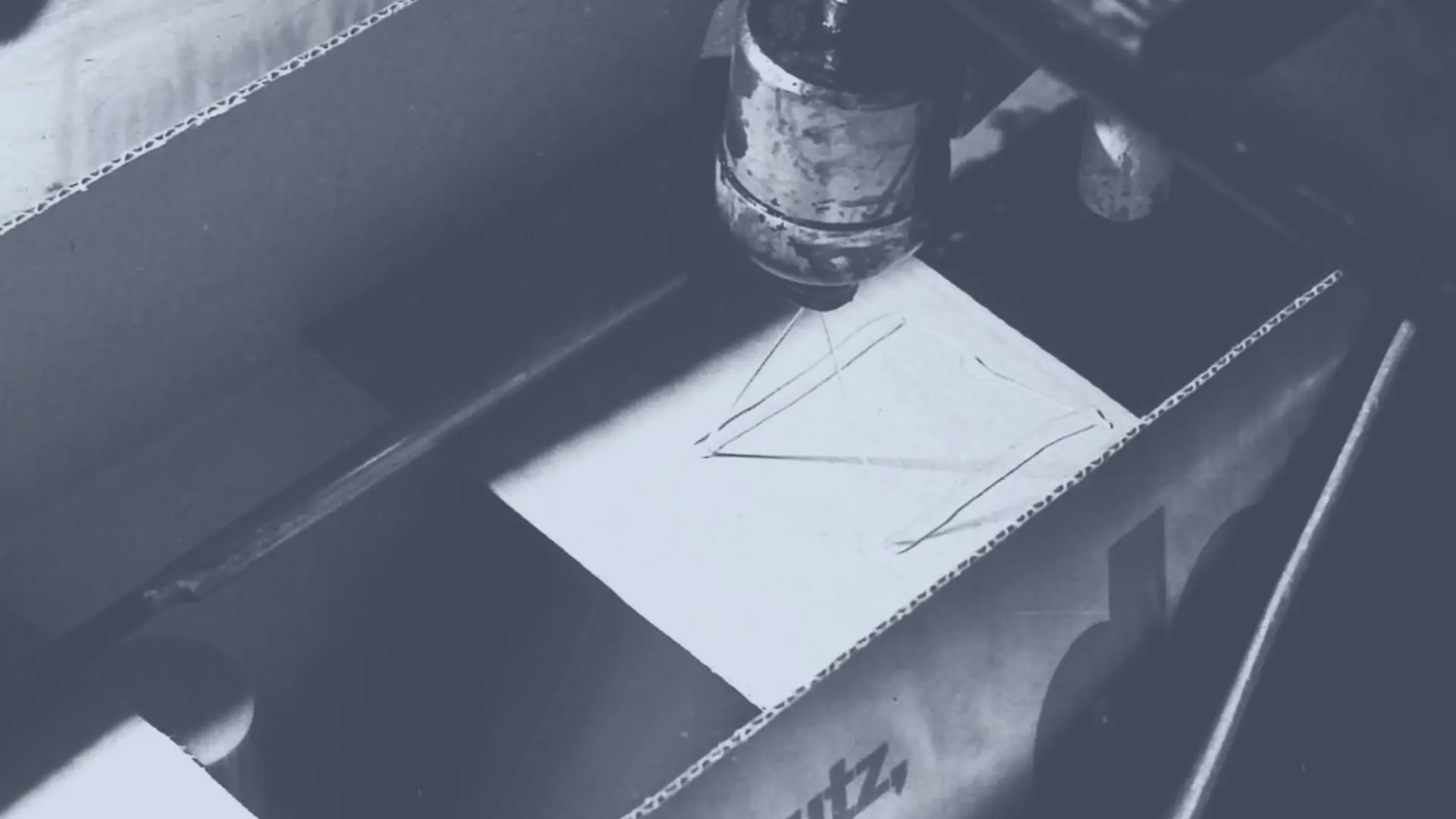 스프레이 노즐을 통해 테크노멜트 핫멜트 접착제가 골판지 상자에 도포되어 밀봉되는 모습입니다.