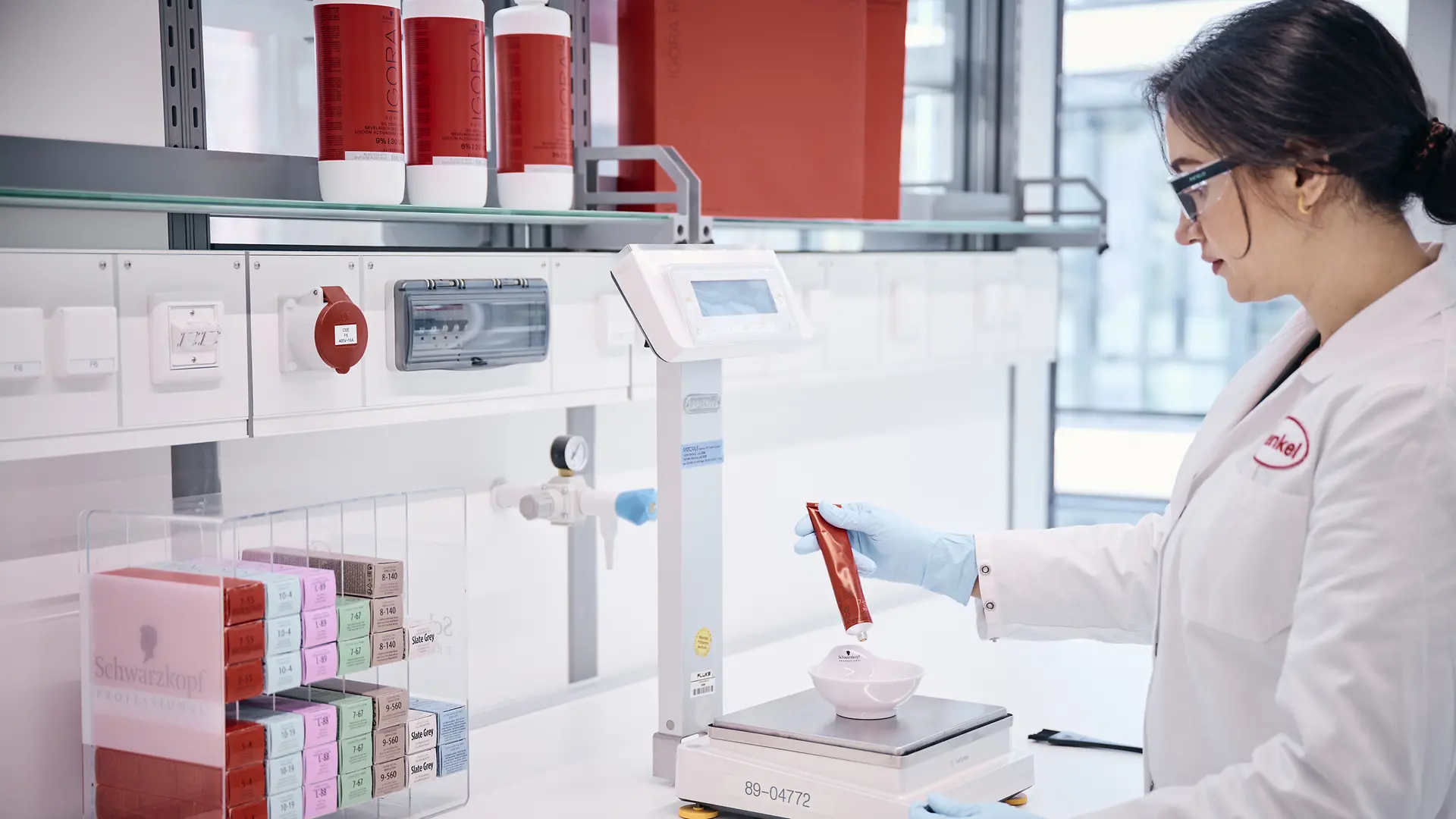 실험 제품을 계량 중인 연구소 직원의 모습입니다.