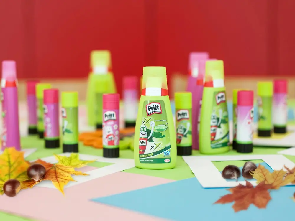 Mit den farbigen Klebstoffen von Pritt und buntem Laub tolle Naturplakate basteln.