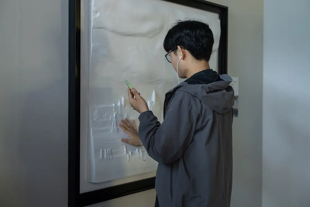 
시각장애인을 위한 어두운 미술관