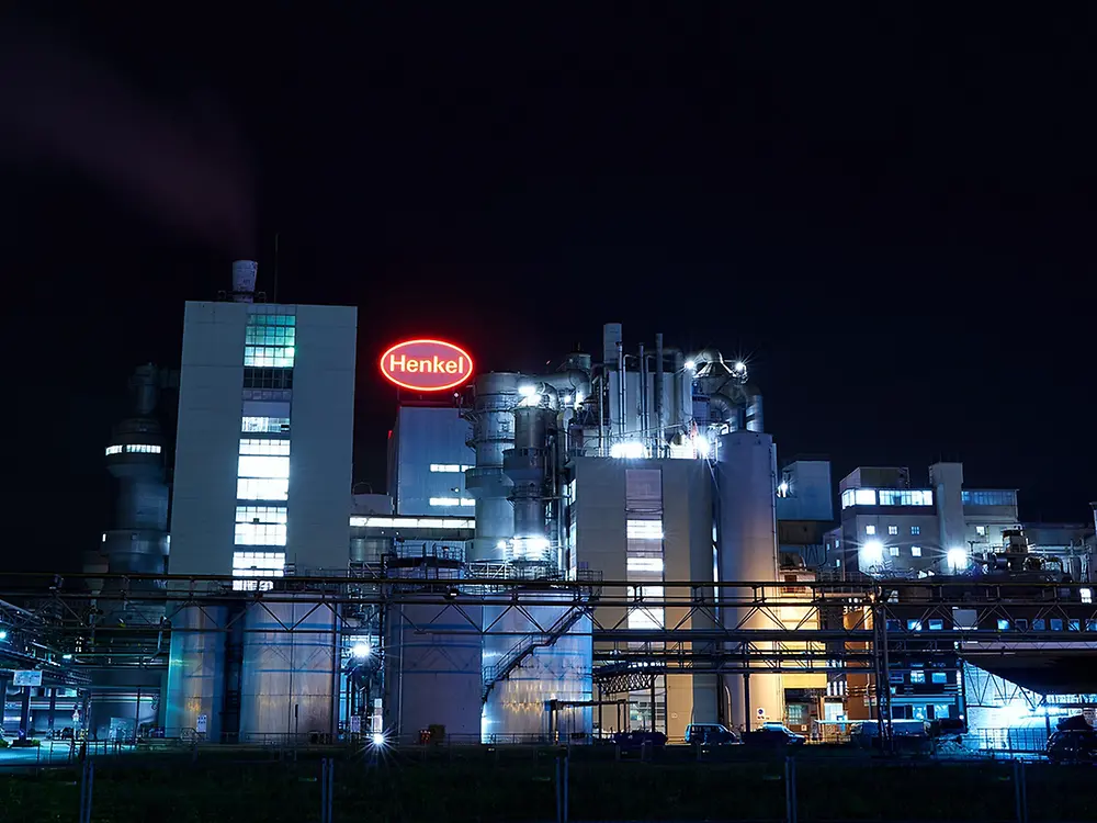 Waschmittelproduktion mit Henkel-Logo