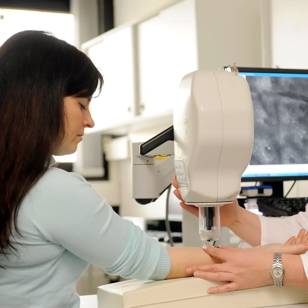 공초점 레이저 스캐닝 현미경을 사용하여 피부를 관찰합니다.