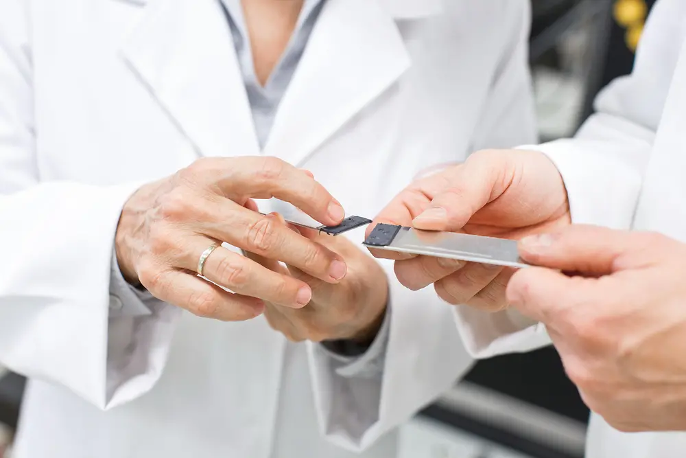 
Zugscherversuch: Beurteilung der Bruchflächen von geklebten Aluminiumproben