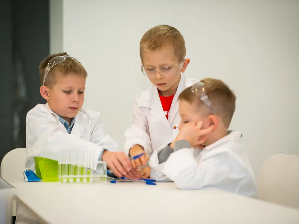 Dzieci w laboratorium z długopisami